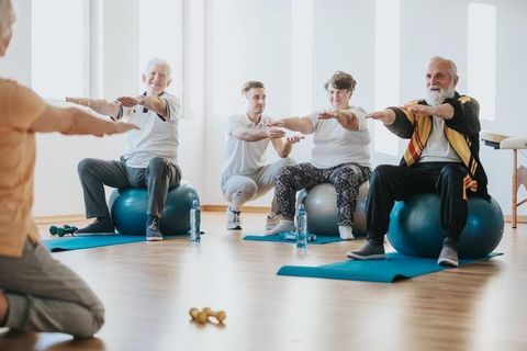 Senior Fitness Classes Guide: Benefits, Costs, Program Types & How to Choose the Right Option
