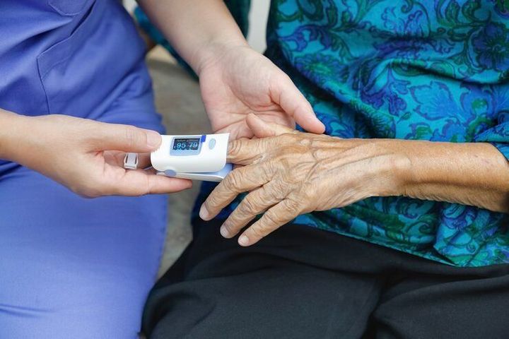 Diabetes Care in Seniors Guide: Symptoms, Glucose Tracking, Nutrition, Activity and Safety Tips