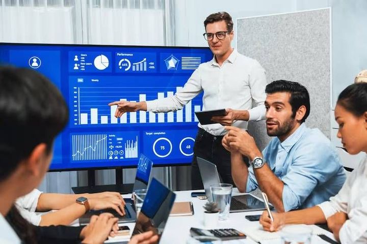 Data Analytics Course Guide: Curriculum, Software, Techniques and Practical Applications