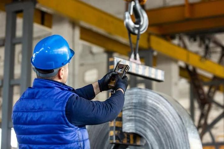 Lifting Equipment Guide: Cranes, Hoists, Lifting Devices, Applications and Operational Considerations