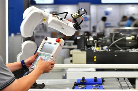 Maschinensteuerungssysteme erklärt: Wie Sensoren, Steuerungen und Software zusammenwirken
