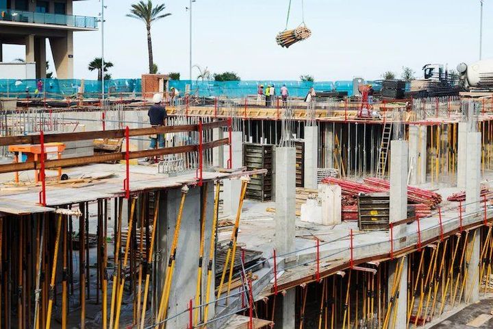Explore Construction Equipment: Heavy Machinery, Applications and Project Considerations