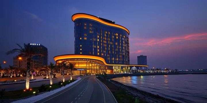 Hilton Hotels Guide For Older Travelers: Rooms, Resorts & Stay Options