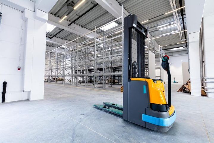 Electric Stacker Guide: Lifting Mechanisms, Battery Systems and Warehouse Applications