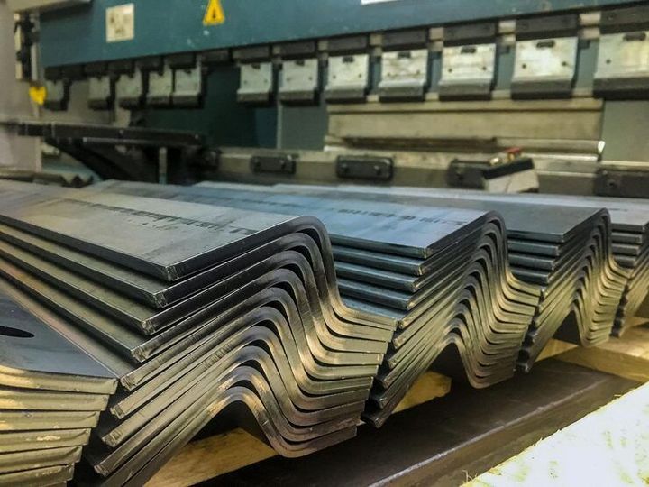 Überblick über die Blechbearbeitung: Verfahren, Maschinen, Werkstoffe und industrielle Anwendungen