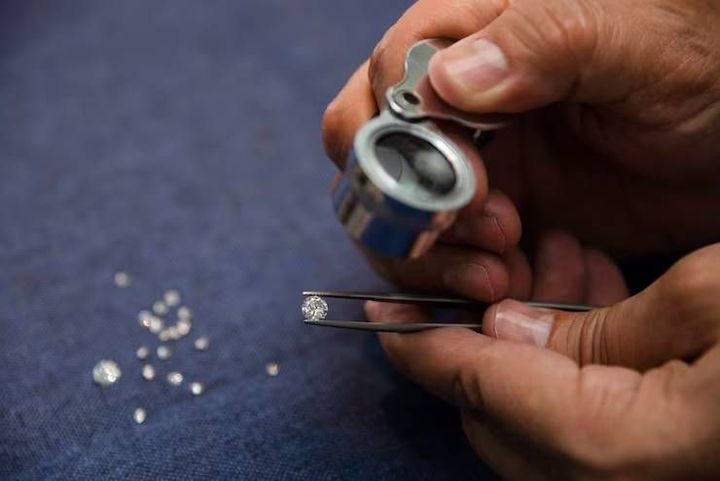 Explore Natural Diamonds With Gemstone Knowledge, Quality Factors, and Expert Insights