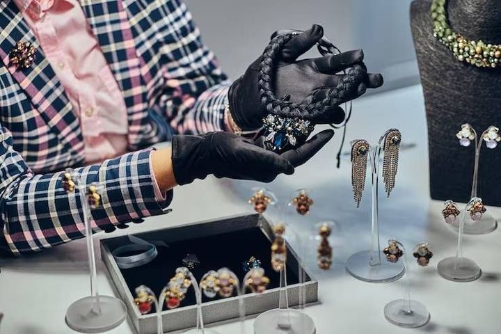 Designer Jewelry Explained With Popular Designs, Materials, and Fashion Trends