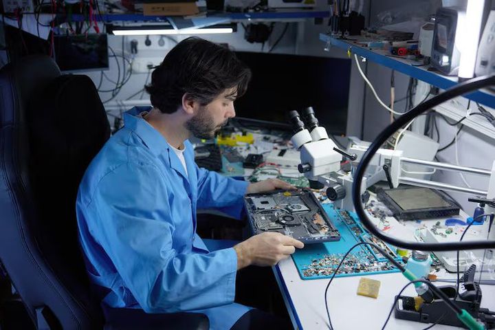 Explore Semiconductor Manufacturing With Modern Fabrication Techniques and Technical Details