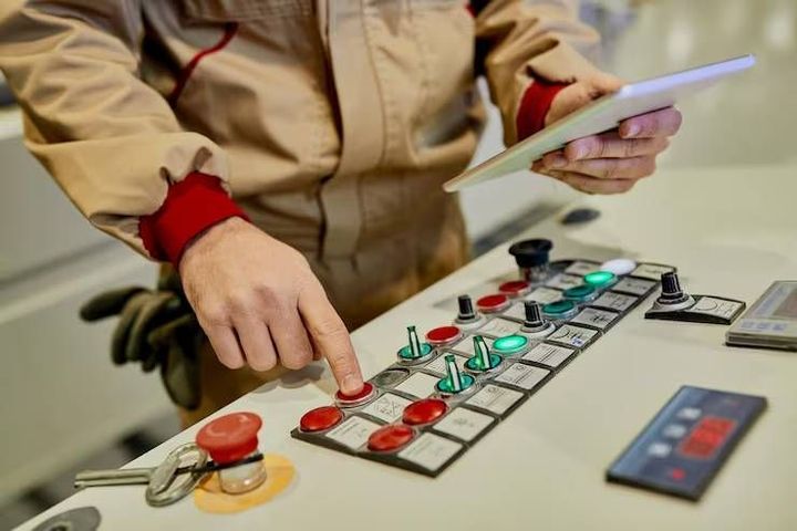 Industrial Control Systems in Detail: Components, Control Types and Modern Automation Technology